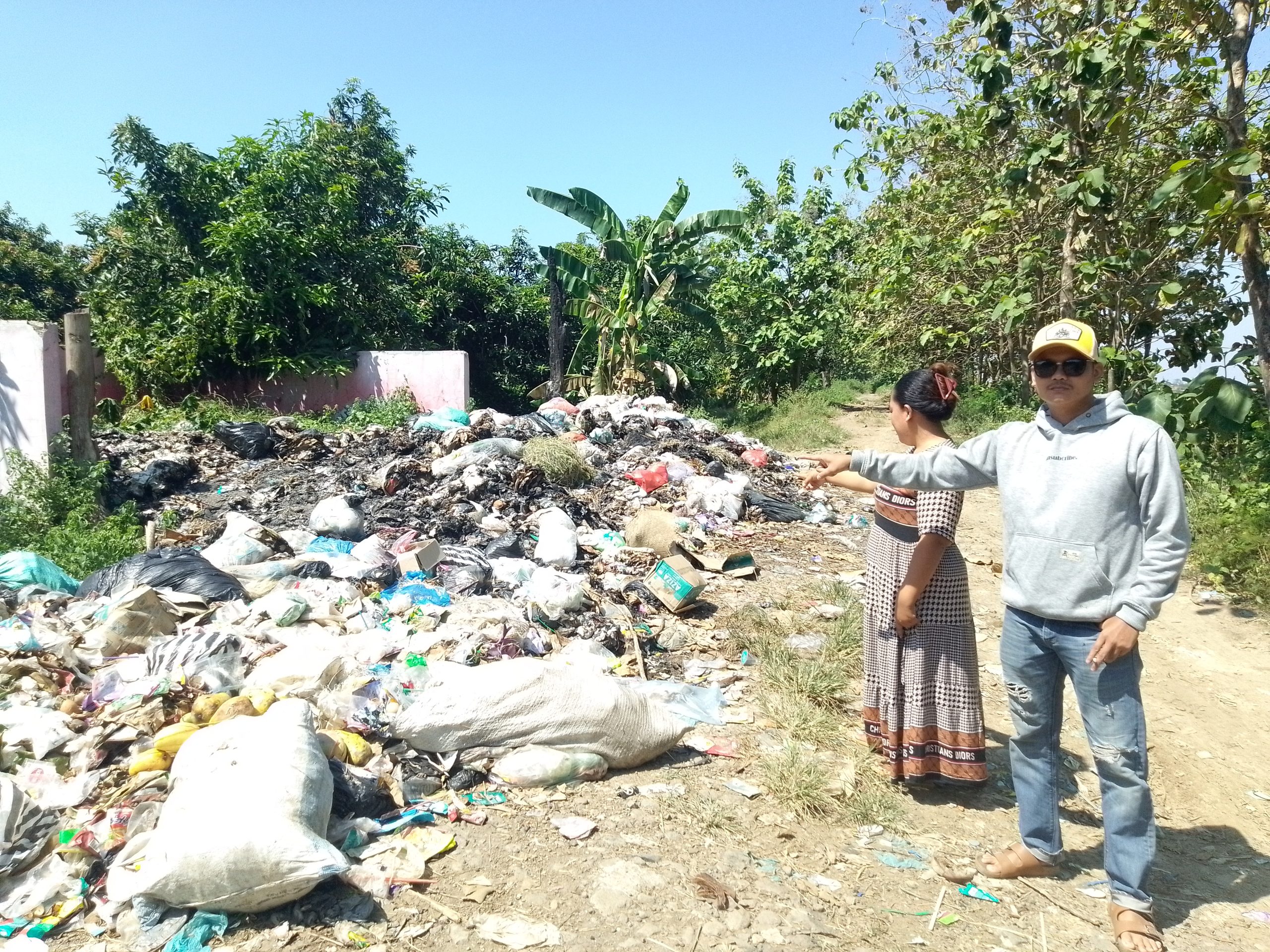 Masyarakat mengeluhkan lambatnya mobilisasi pengangkutan sampah oleh Dinas Lingkungan Hidup (DLH) Kabupaten Indramayu