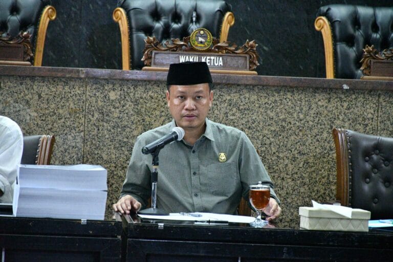 Rapat dipimpin langsung oleh Wakil Ketua II DPRD Kabupaten Indramayu, H. Amroni, S.IP., serta dihadiri jajaran anggota Banggar
