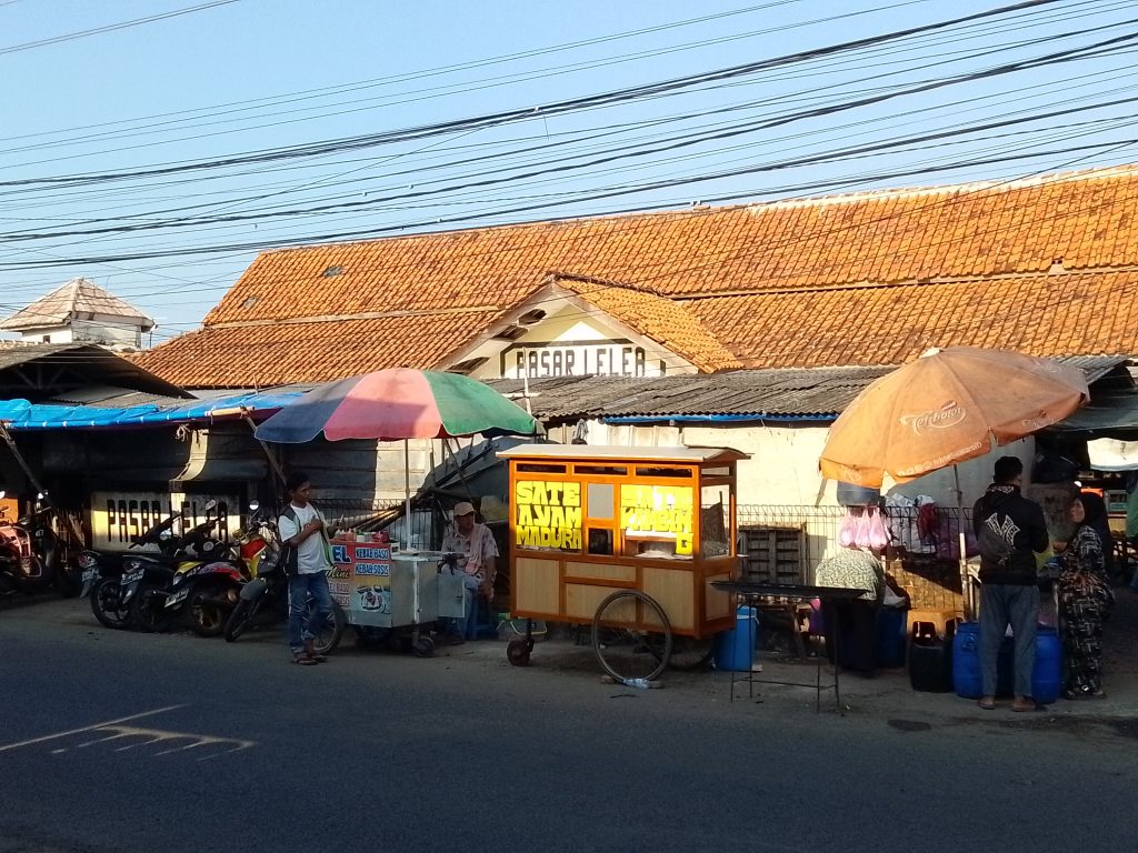 Hingga saat ini, pasar legendaris tersebut masih menjadi andalan dan pilihan utama masyarakat setempat untuk memenuhi kebutuhan hidup