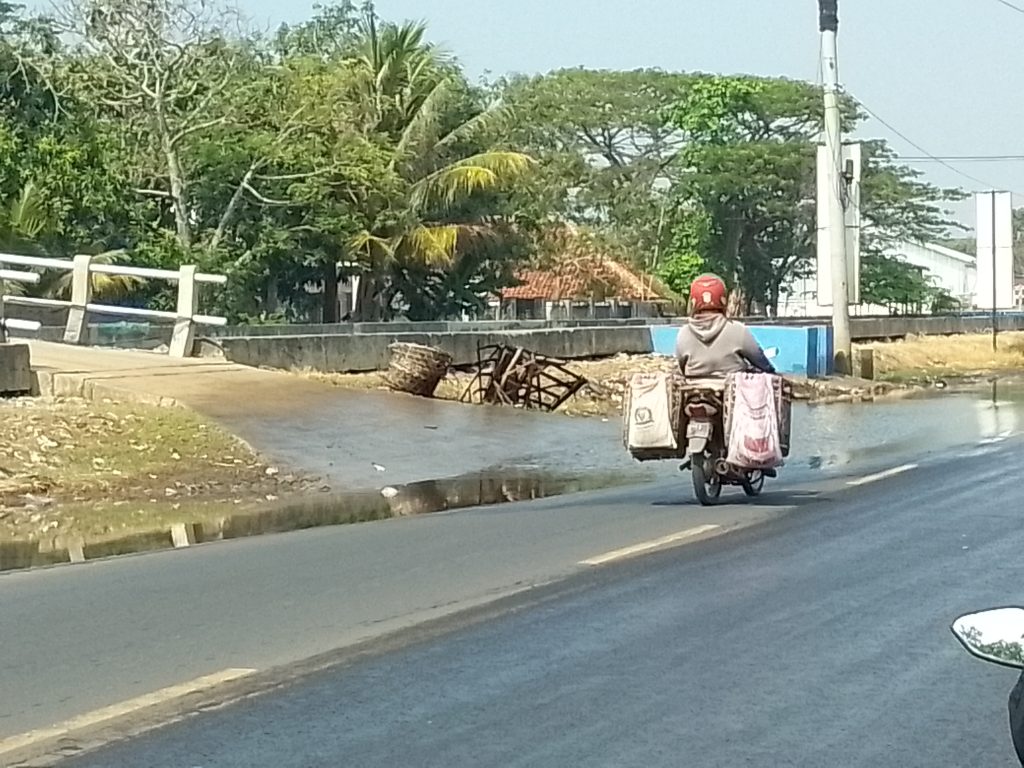Tembok Penahan Tanah (TPT) yang sebelumnya baru saja selesai dikerjakan oleh PT Wijaya Karya (Wika) diduga bocor rembes..