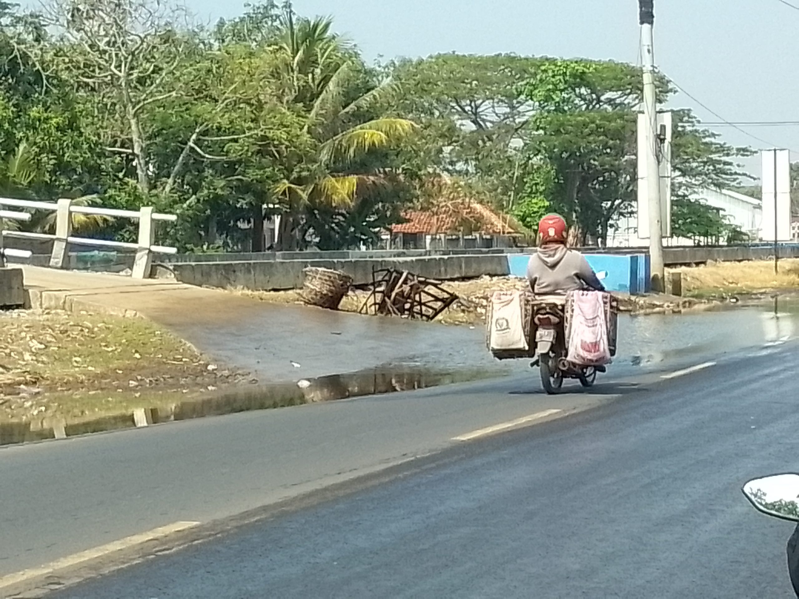 Rembesan Air Genangi Jalan Mayahan Lohbener, Pengendara Desak PT.Wika Bertindak