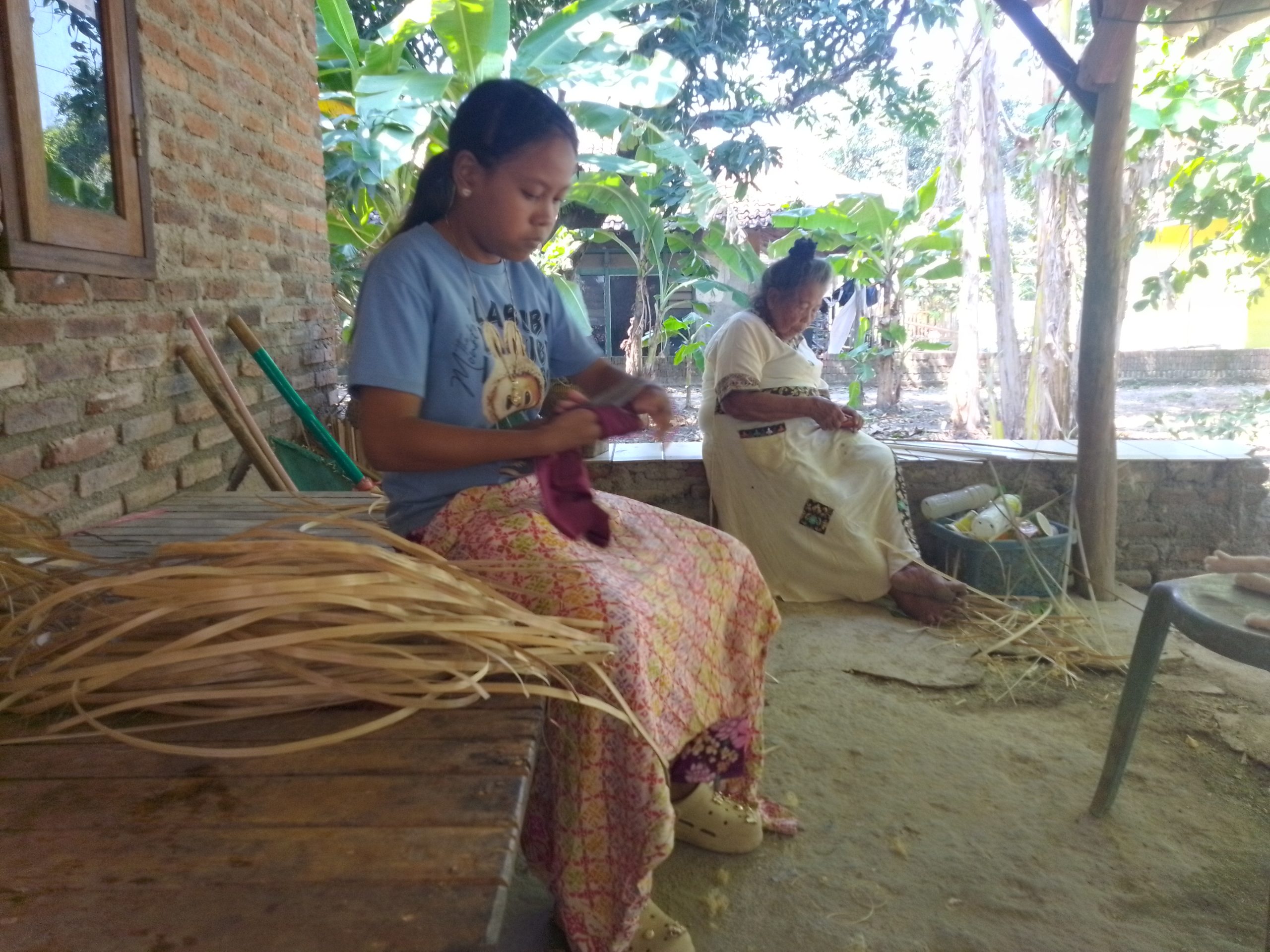Simak kisah perjuangan perajin kukusan bambu di Desa Rambatan Kulon, Indramayu.