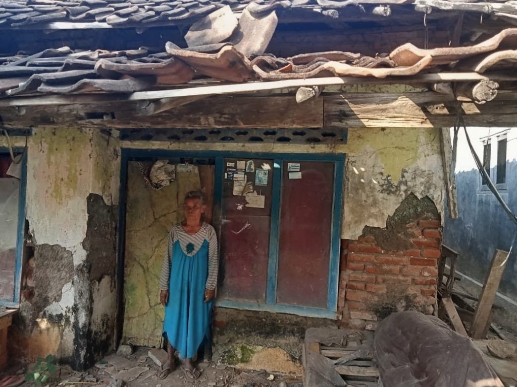 Rumah milik Ibu Warsinah, seorang warga Blok Luntas RT 03 RW 01, Desa Panyingkiran Lor, Kecamatan Cantigi, Kabupaten Indramayu