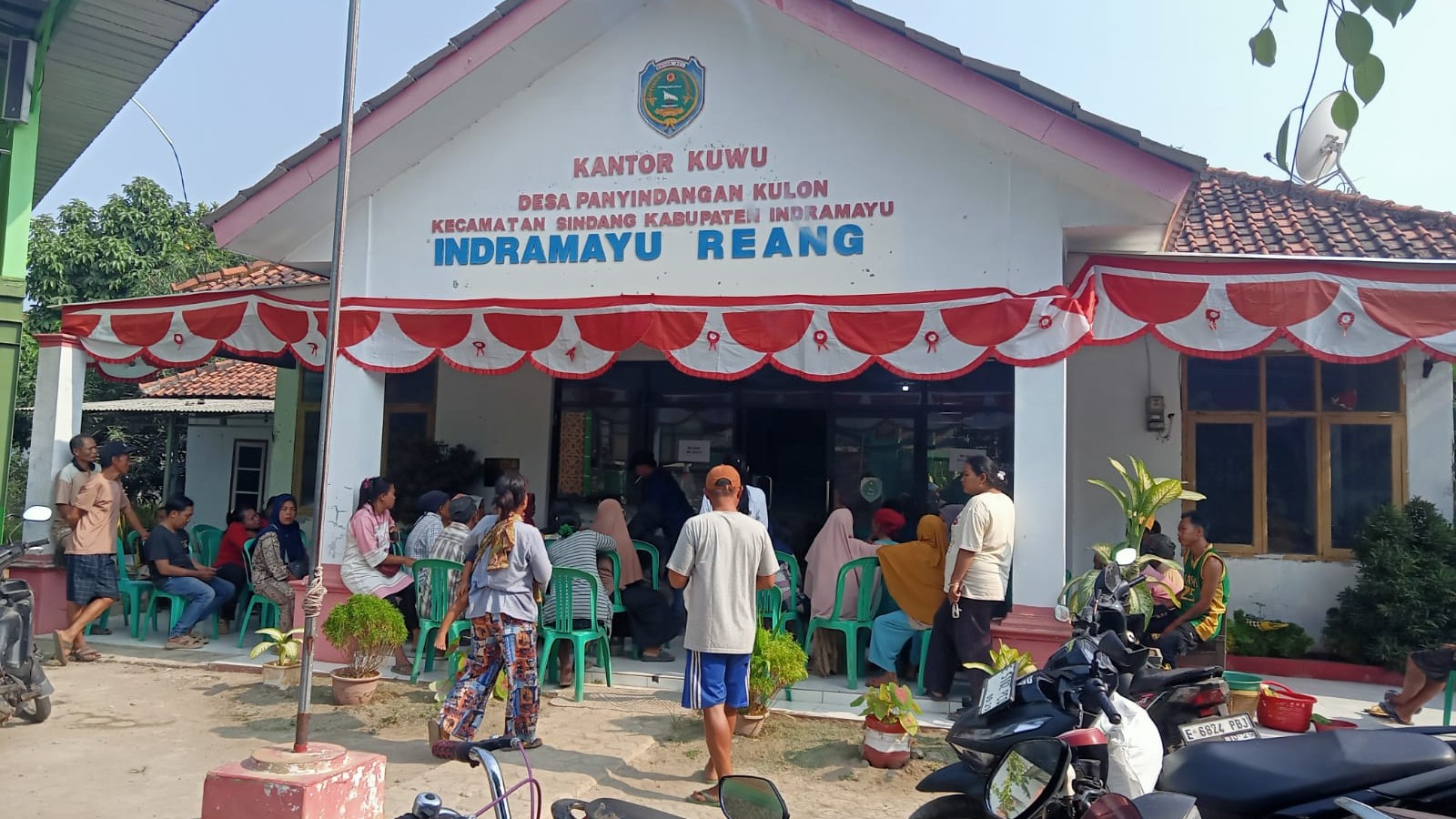 Pemdes Panyindangan Kulon Kecamatan Sindang Salurkan Bantuan Beras 10 Kg ke Warga