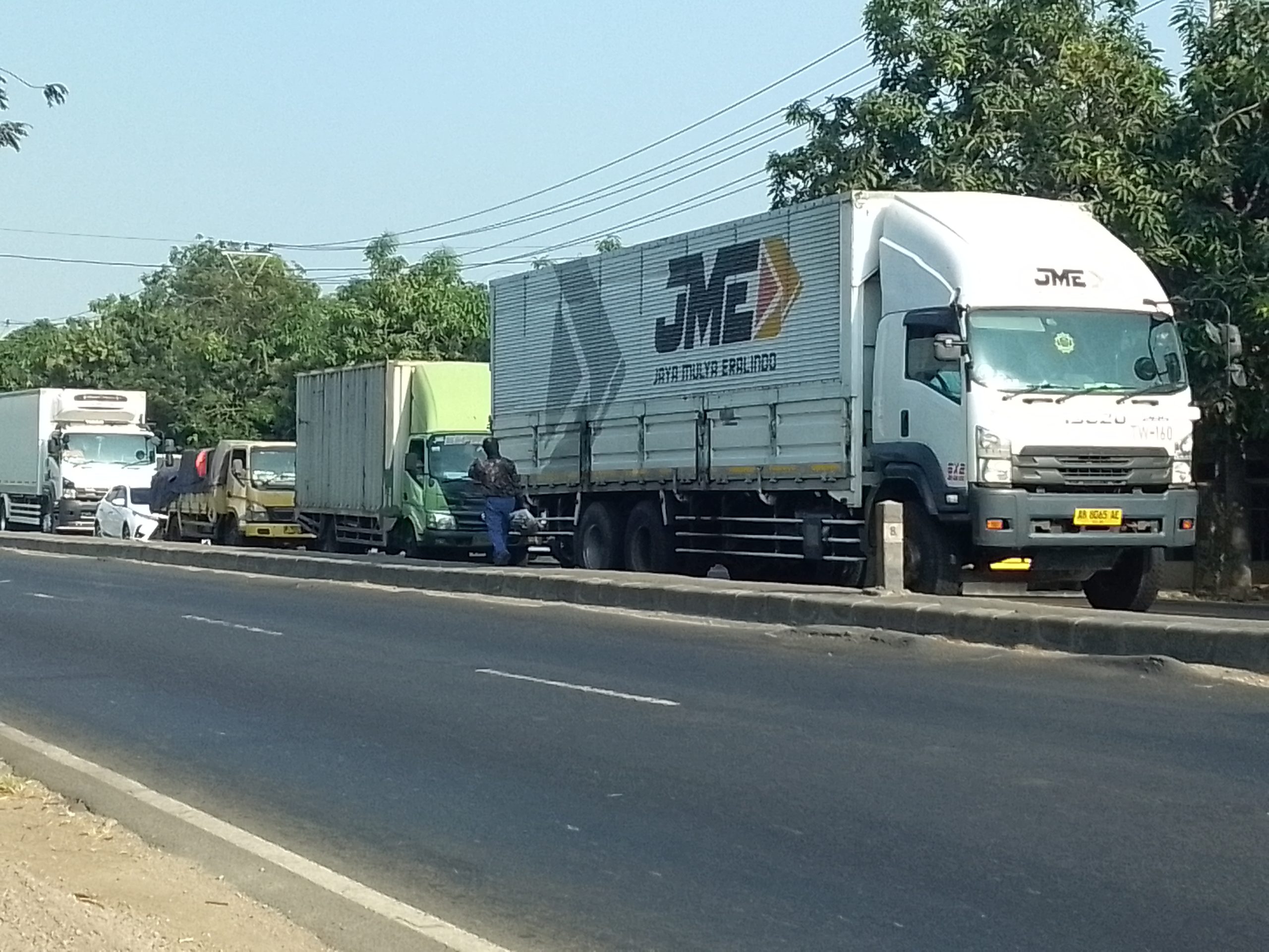 Arus lalu lintas di jalur utama Pantura Kabupaten Indramayu mengalami kemacetan parah akibat sebuah truk gandengan
