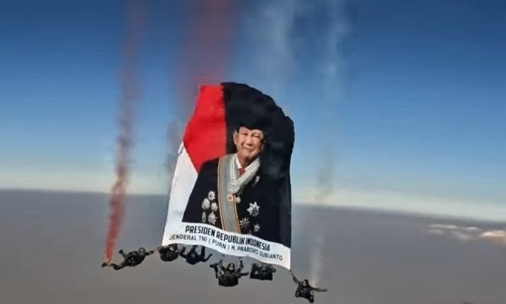 HUT RI Ke-81 Bendera Bergambar Presiden Prabowo dan Merah Putih Raksasa Terbentang di Langit Indonesia