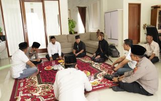 Kapolres Indramayu Bersilaturahmi ke Tokoh Agama KH M Musthofa Bisri