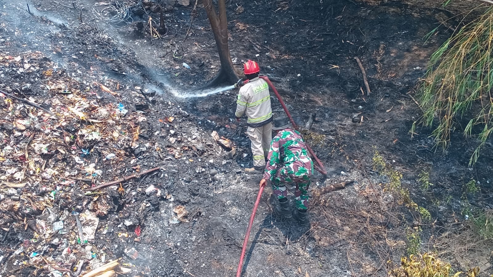 Babinsa Koramil 1615 Haurgeulis Bantu Padamkan Kebakaran Sampah di Bawah Jembatan Cipancuh